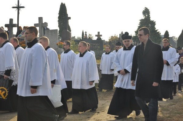Wszystkich Swiętych: Kilkaset osób wzięło udział w procesji [1.XI.2011] - zdjęcie #5 - eOstroleka.pl