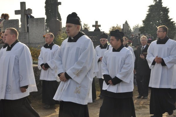 Wszystkich Swiętych: Kilkaset osób wzięło udział w procesji [1.XI.2011] - zdjęcie #6 - eOstroleka.pl
