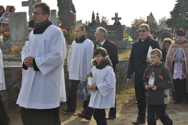 Wszystkich Swiętych: Kilkaset osób wzięło udział w procesji [1.XI.2011] - zdjęcie #7 - eOstroleka.pl