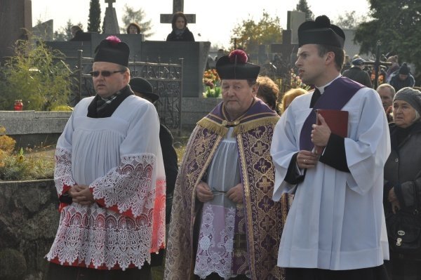 Wszystkich Swiętych: Kilkaset osób wzięło udział w procesji [1.XI.2011] - zdjęcie #8 - eOstroleka.pl