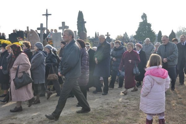 Wszystkich Swiętych: Kilkaset osób wzięło udział w procesji [1.XI.2011] - zdjęcie #9 - eOstroleka.pl