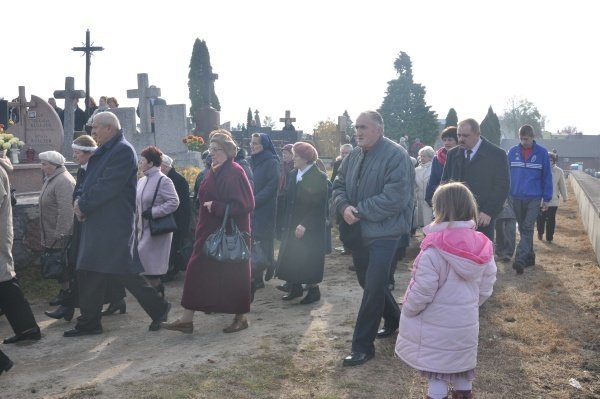 Wszystkich Swiętych: Kilkaset osób wzięło udział w procesji [1.XI.2011] - zdjęcie #10 - eOstroleka.pl