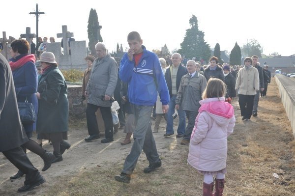Wszystkich Swiętych: Kilkaset osób wzięło udział w procesji [1.XI.2011] - zdjęcie #11 - eOstroleka.pl