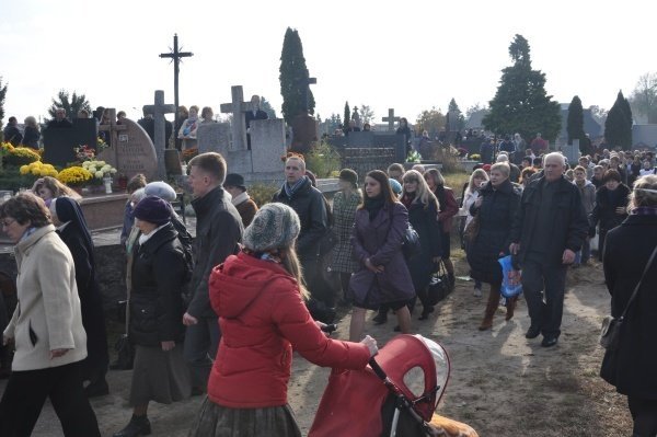 Wszystkich Swiętych: Kilkaset osób wzięło udział w procesji [1.XI.2011] - zdjęcie #12 - eOstroleka.pl