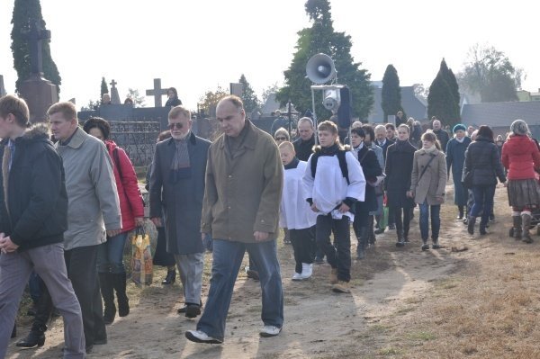 Wszystkich Swiętych: Kilkaset osób wzięło udział w procesji [1.XI.2011] - zdjęcie #14 - eOstroleka.pl