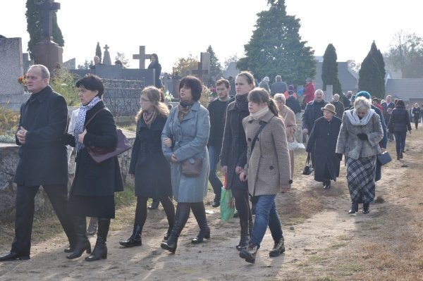 Wszystkich Swiętych: Kilkaset osób wzięło udział w procesji [1.XI.2011] - zdjęcie #15 - eOstroleka.pl