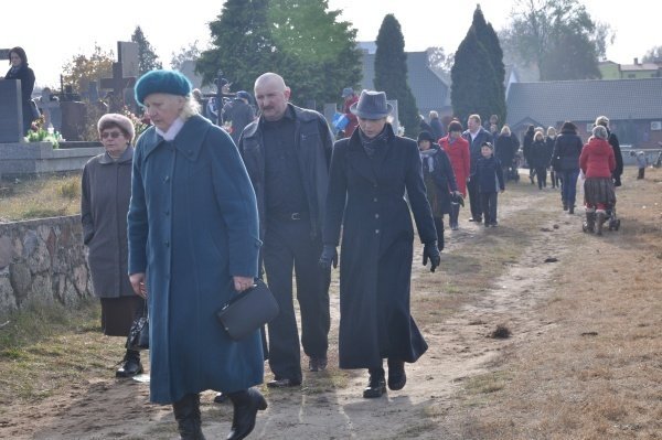 Wszystkich Swiętych: Kilkaset osób wzięło udział w procesji [1.XI.2011] - zdjęcie #16 - eOstroleka.pl
