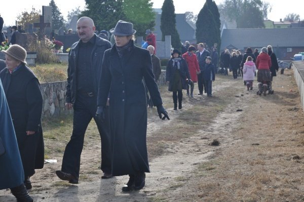 Wszystkich Swiętych: Kilkaset osób wzięło udział w procesji [1.XI.2011] - zdjęcie #17 - eOstroleka.pl