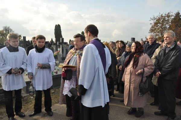 Wszystkich Swiętych: Kilkaset osób wzięło udział w procesji [1.XI.2011] - zdjęcie #19 - eOstroleka.pl