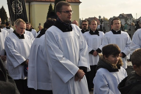 Wszystkich Swiętych: Kilkaset osób wzięło udział w procesji [1.XI.2011] - zdjęcie #20 - eOstroleka.pl