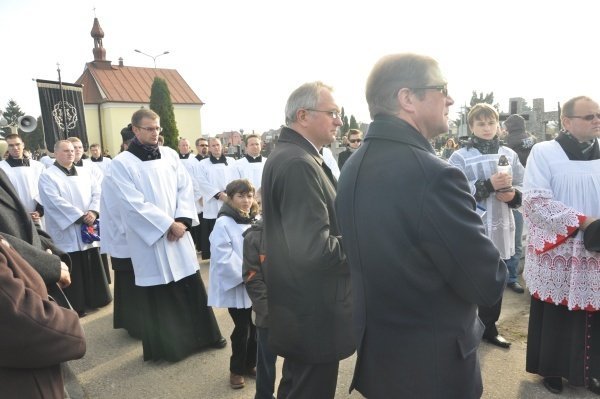 Wszystkich Swiętych: Kilkaset osób wzięło udział w procesji [1.XI.2011] - zdjęcie #21 - eOstroleka.pl