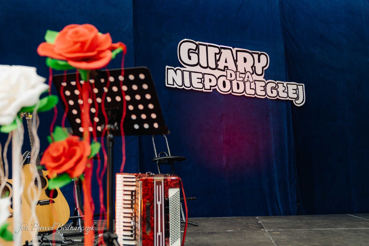 Koncert Gitary dla Niepodległej w Szkole Podstawowej w Lipnikach [21.11.2025] - zdjęcie #37 - eOstroleka.pl