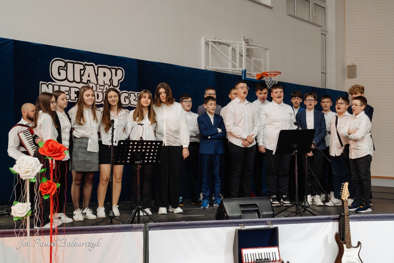 Koncert Gitary dla Niepodległej w Szkole Podstawowej w Lipnikach [21.11.2025] - zdjęcie #36 - eOstroleka.pl