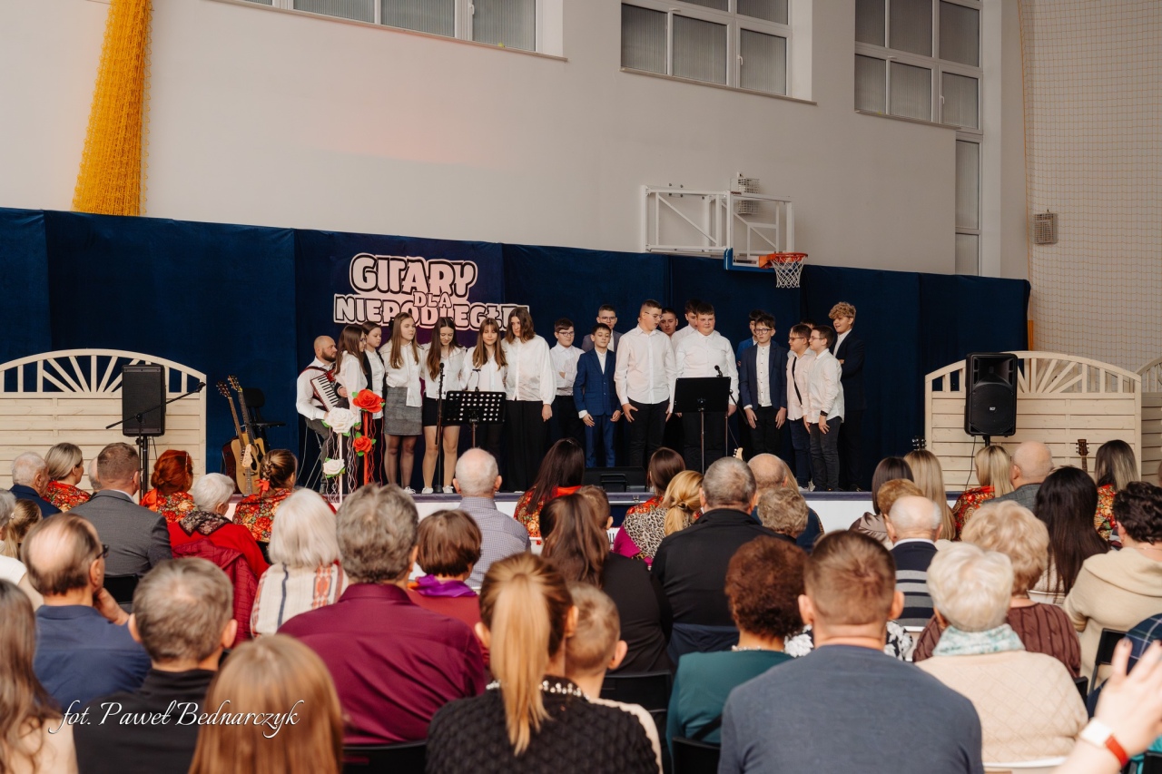 Koncert Gitary dla Niepodległej w Szkole Podstawowej w Lipnikach [21.11.2025] - zdjęcie #28 - eOstroleka.pl