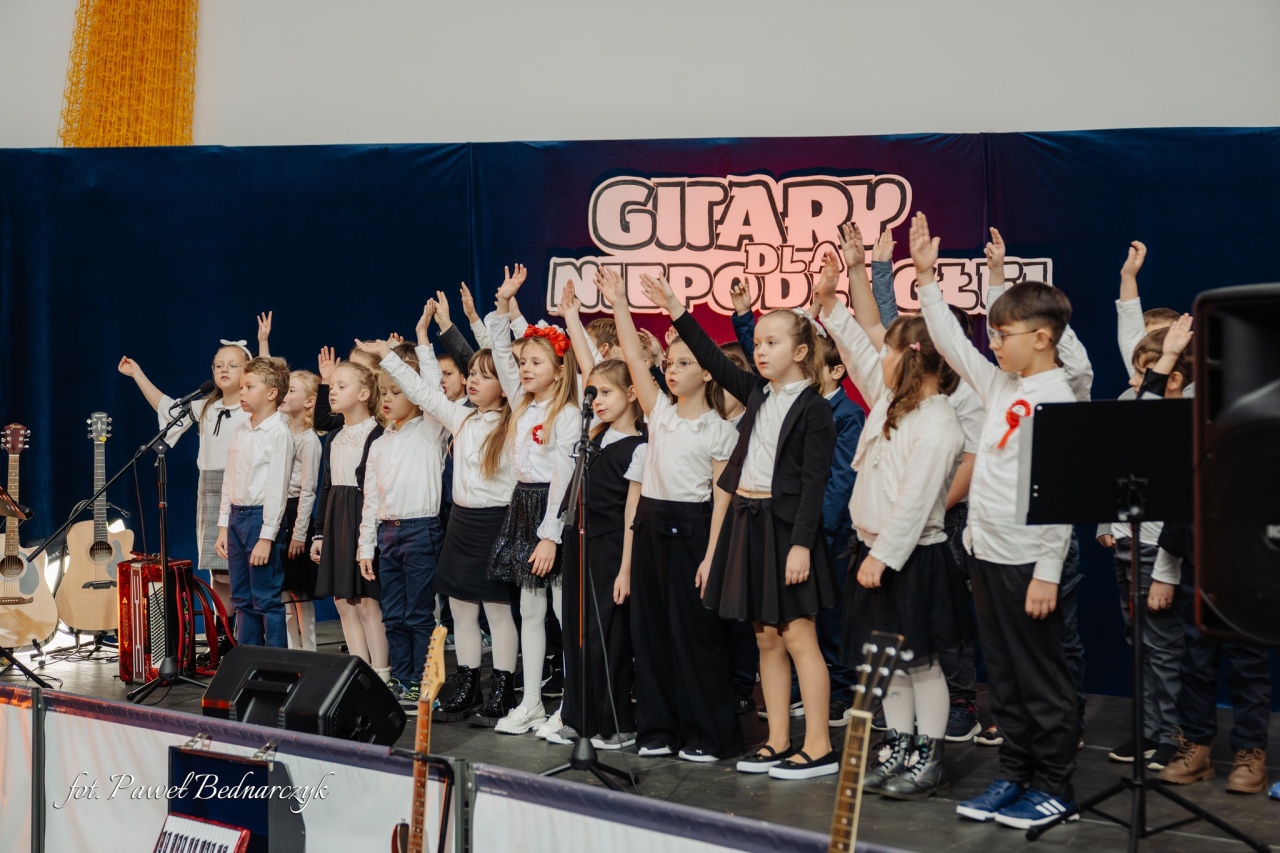 Koncert Gitary dla Niepodległej w Szkole Podstawowej w Lipnikach [21.11.2025] - zdjęcie #27 - eOstroleka.pl