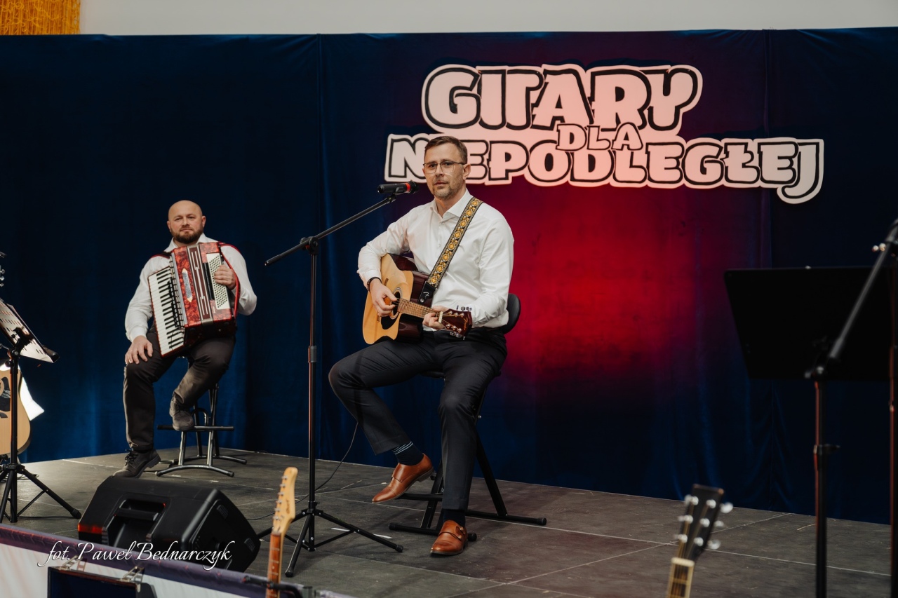 Koncert Gitary dla Niepodległej w Szkole Podstawowej w Lipnikach [21.11.2025] - zdjęcie #25 - eOstroleka.pl