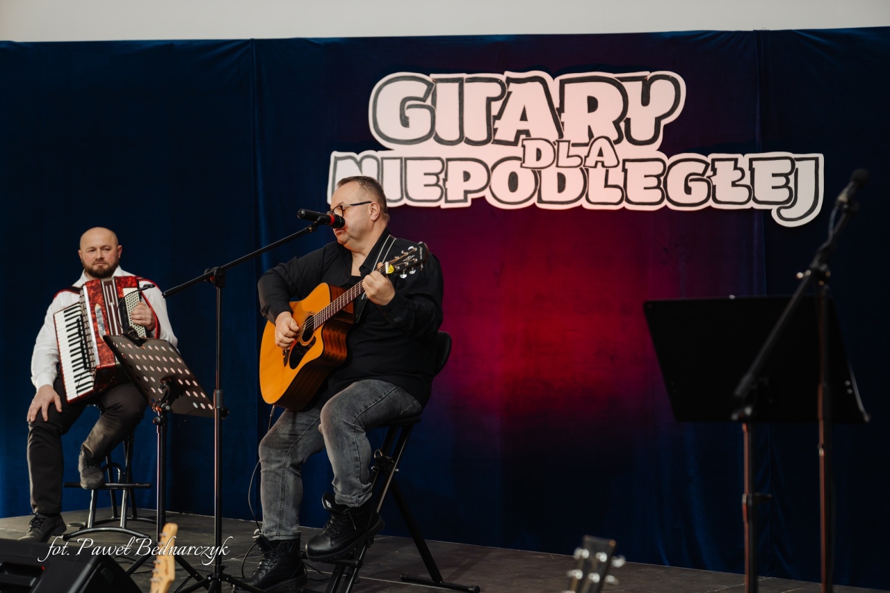 Koncert Gitary dla Niepodległej w Szkole Podstawowej w Lipnikach [21.11.2025] - zdjęcie #23 - eOstroleka.pl
