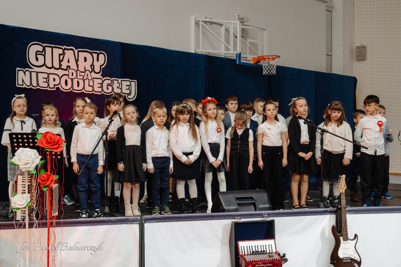 Koncert Gitary dla Niepodległej w Szkole Podstawowej w Lipnikach [21.11.2025] - zdjęcie #22 - eOstroleka.pl