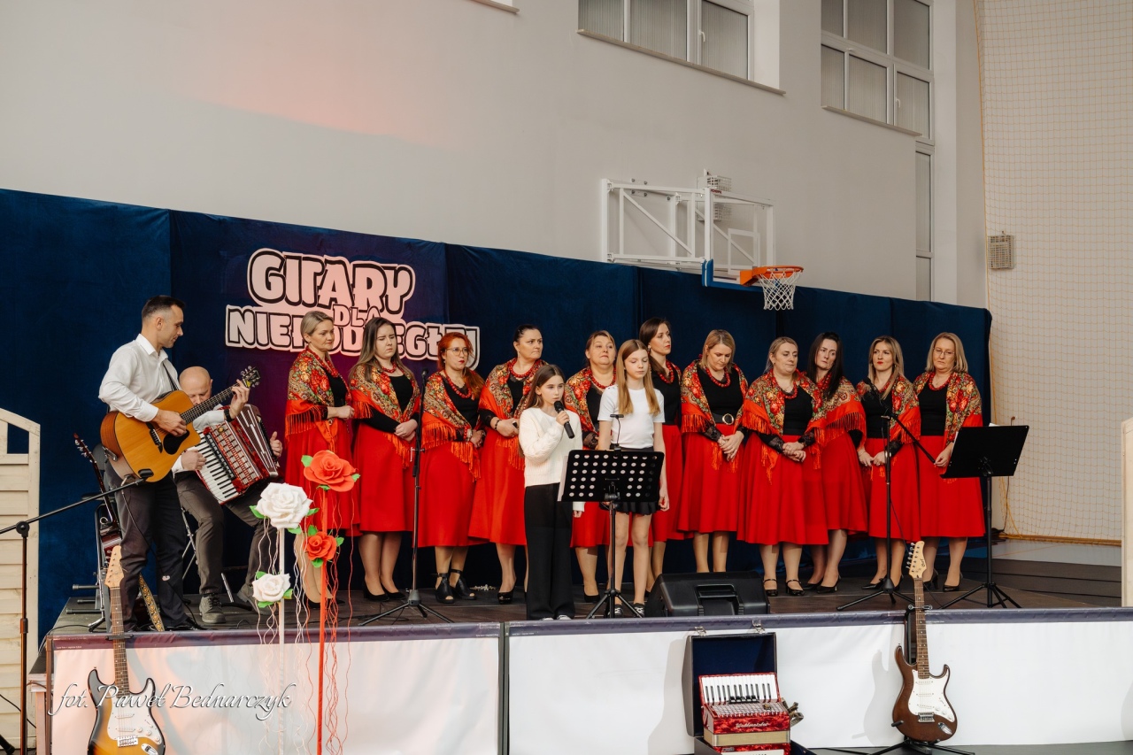 Koncert Gitary dla Niepodległej w Szkole Podstawowej w Lipnikach [21.11.2025] - zdjęcie #20 - eOstroleka.pl