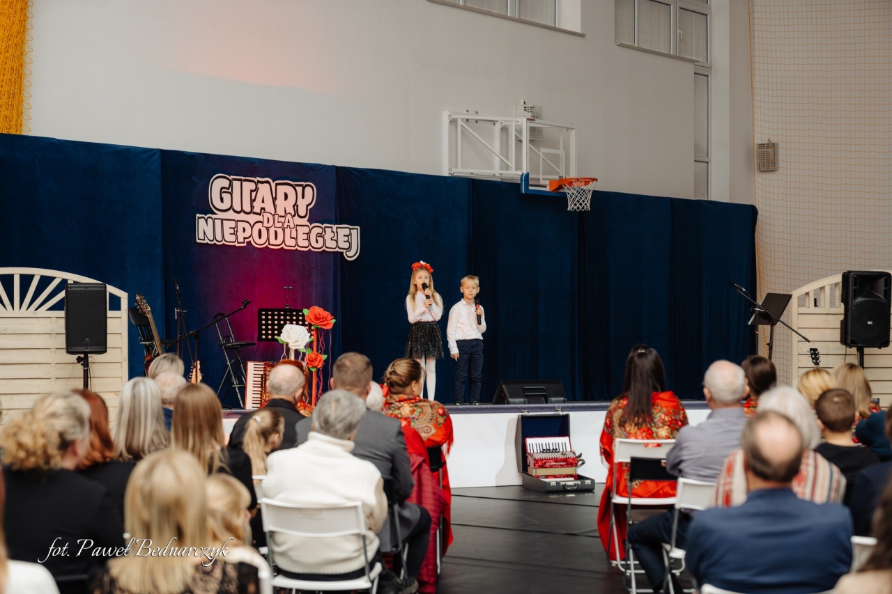 Koncert Gitary dla Niepodległej w Szkole Podstawowej w Lipnikach [21.11.2025] - zdjęcie #15 - eOstroleka.pl