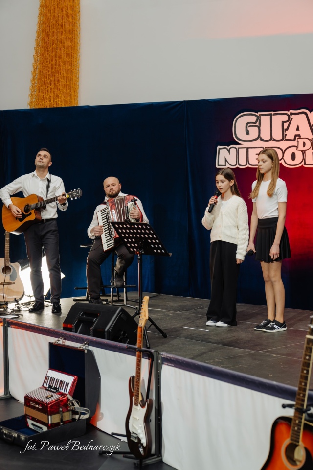 Koncert Gitary dla Niepodległej w Szkole Podstawowej w Lipnikach [21.11.2025] - zdjęcie #6 - eOstroleka.pl