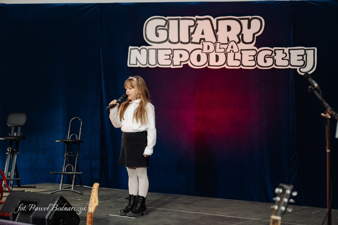 Koncert Gitary dla Niepodległej w Szkole Podstawowej w Lipnikach [21.11.2025] - zdjęcie #4 - eOstroleka.pl