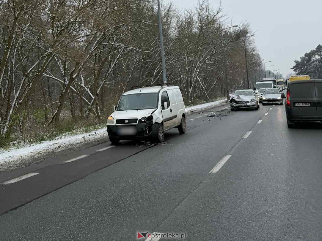 Wypadek na Warszawskiej w Ostrołęce [25.11.2025] - zdjęcie #3 - eOstroleka.pl
