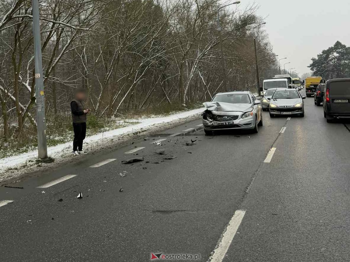 Wypadek na Warszawskiej w Ostrołęce [25.11.2025] - zdjęcie #1 - eOstroleka.pl