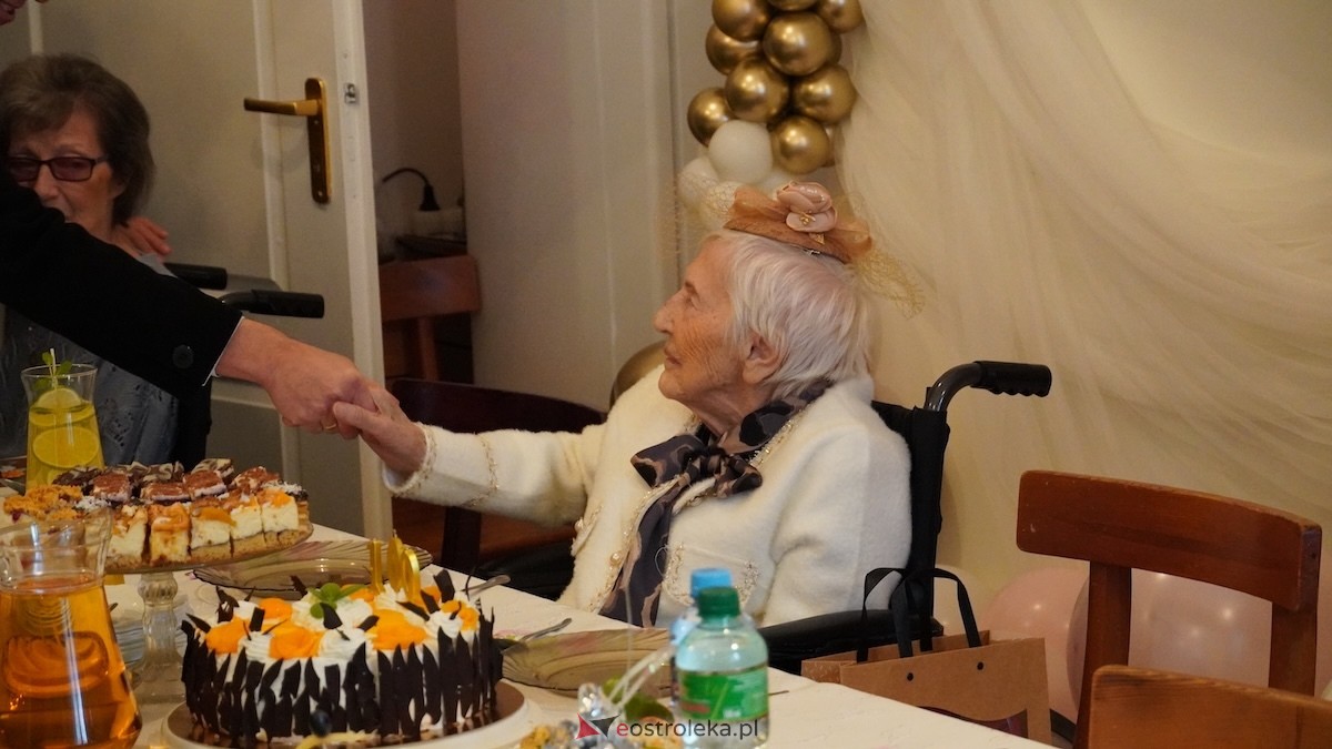 100. urodziny Pani Karoliny Piątkowskiej. Wyjątkowy jubileusz mieszkanki DPS PCK w Ostrołęce [25.11.2025] - zdjęcie #54 - eOstroleka.pl