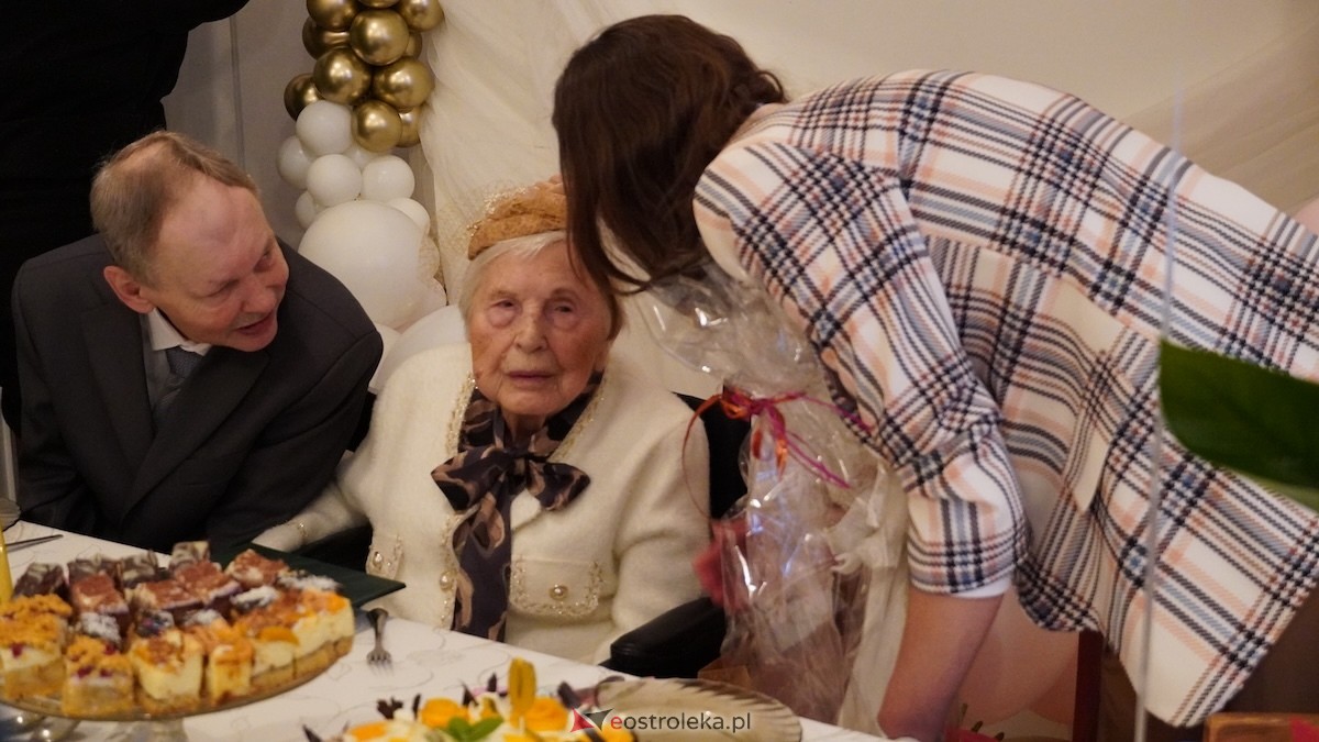 100. urodziny Pani Karoliny Piątkowskiej. Wyjątkowy jubileusz mieszkanki DPS PCK w Ostrołęce [25.11.2025] - zdjęcie #15 - eOstroleka.pl