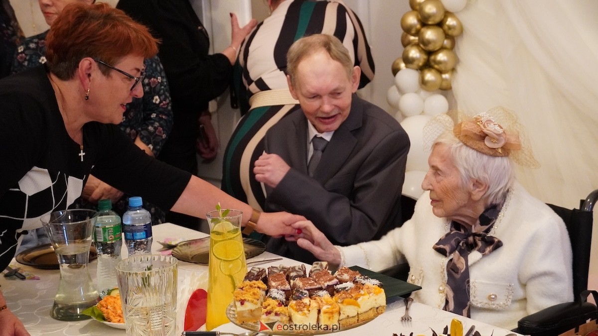 100. urodziny Pani Karoliny Piątkowskiej. Wyjątkowy jubileusz mieszkanki DPS PCK w Ostrołęce [25.11.2025] - zdjęcie #14 - eOstroleka.pl