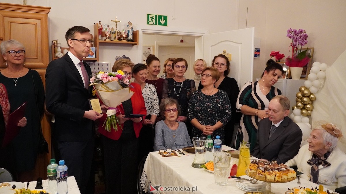 100. urodziny Pani Karoliny Piątkowskiej. Wyjątkowy jubileusz mieszkanki DPS PCK w Ostrołęce [25.11.2025] - zdjęcie #13 - eOstroleka.pl