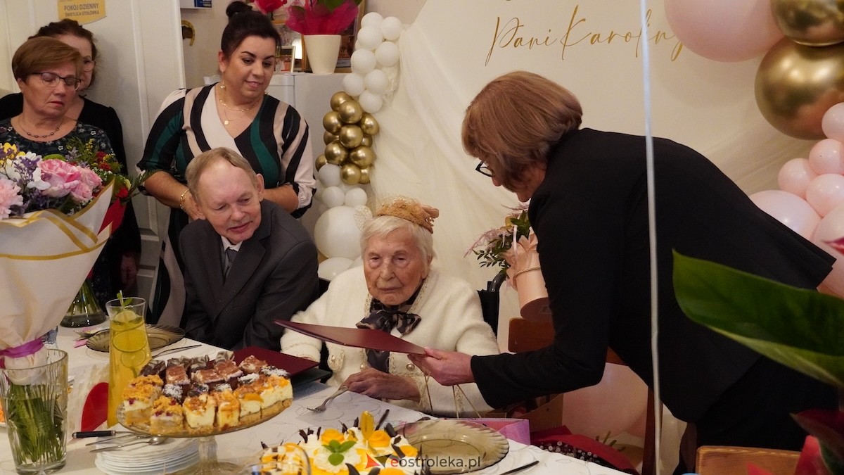 100. urodziny Pani Karoliny Piątkowskiej. Wyjątkowy jubileusz mieszkanki DPS PCK w Ostrołęce [25.11.2025] - zdjęcie #4 - eOstroleka.pl