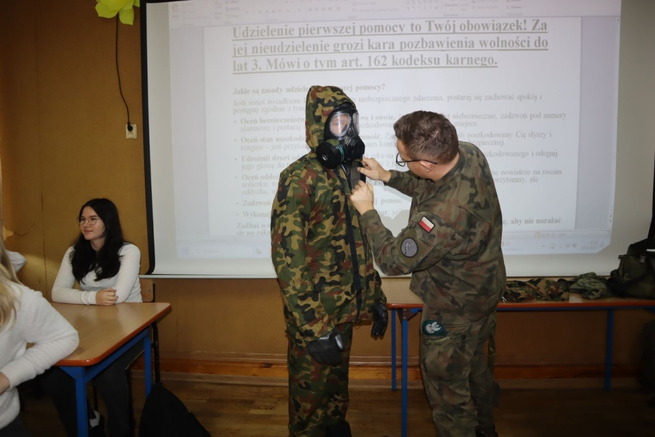 Bezpieczeństwo i wojskowy fach. Ważna lekcja w szkole w Dylewie! [12.11.2025] - zdjęcie #52 - eOstroleka.pl