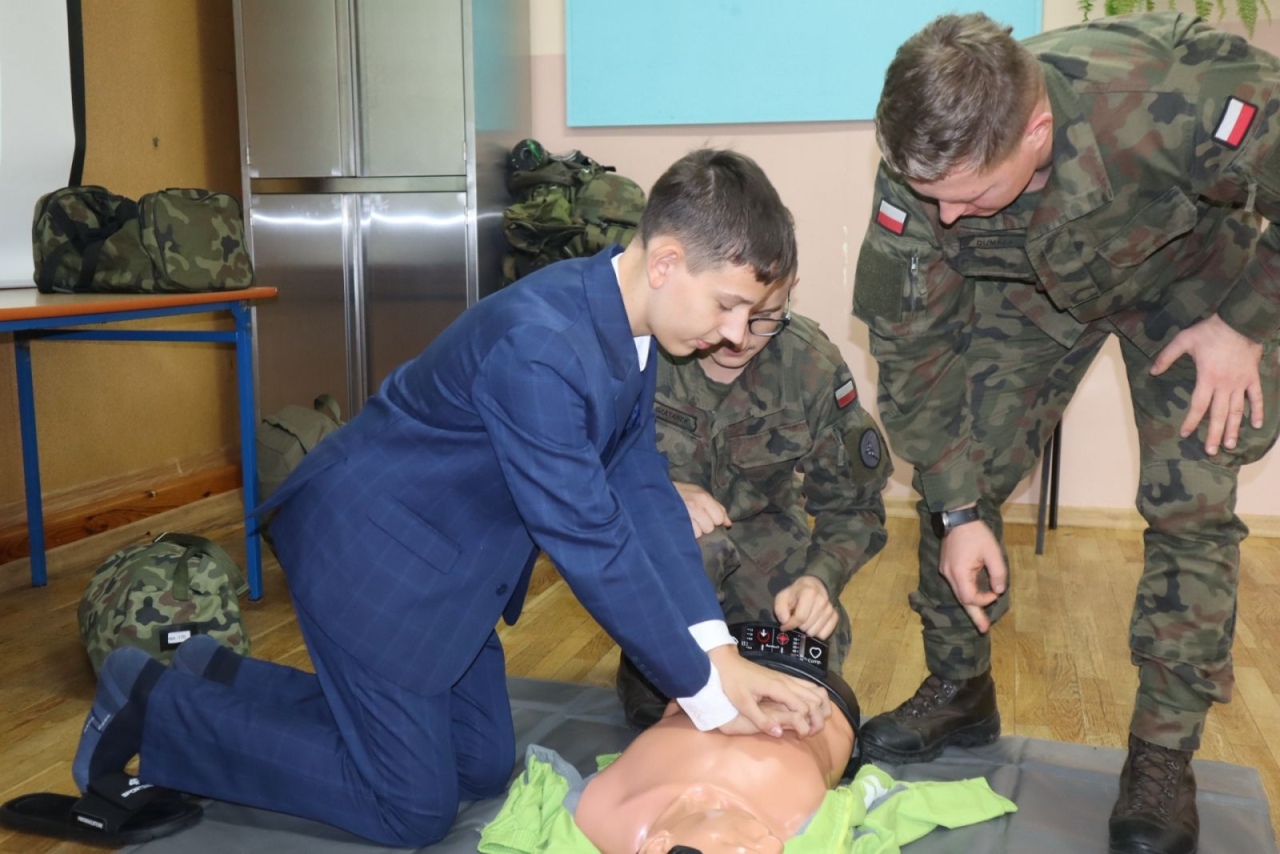 Bezpieczeństwo i wojskowy fach. Ważna lekcja w szkole w Dylewie! [12.11.2025] - zdjęcie #31 - eOstroleka.pl