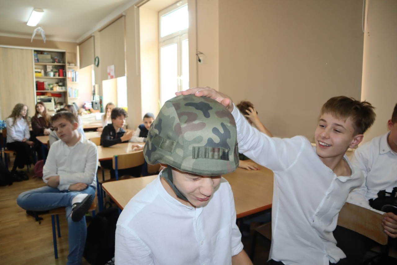 Bezpieczeństwo i wojskowy fach. Ważna lekcja w szkole w Dylewie! [12.11.2025] - zdjęcie #23 - eOstroleka.pl
