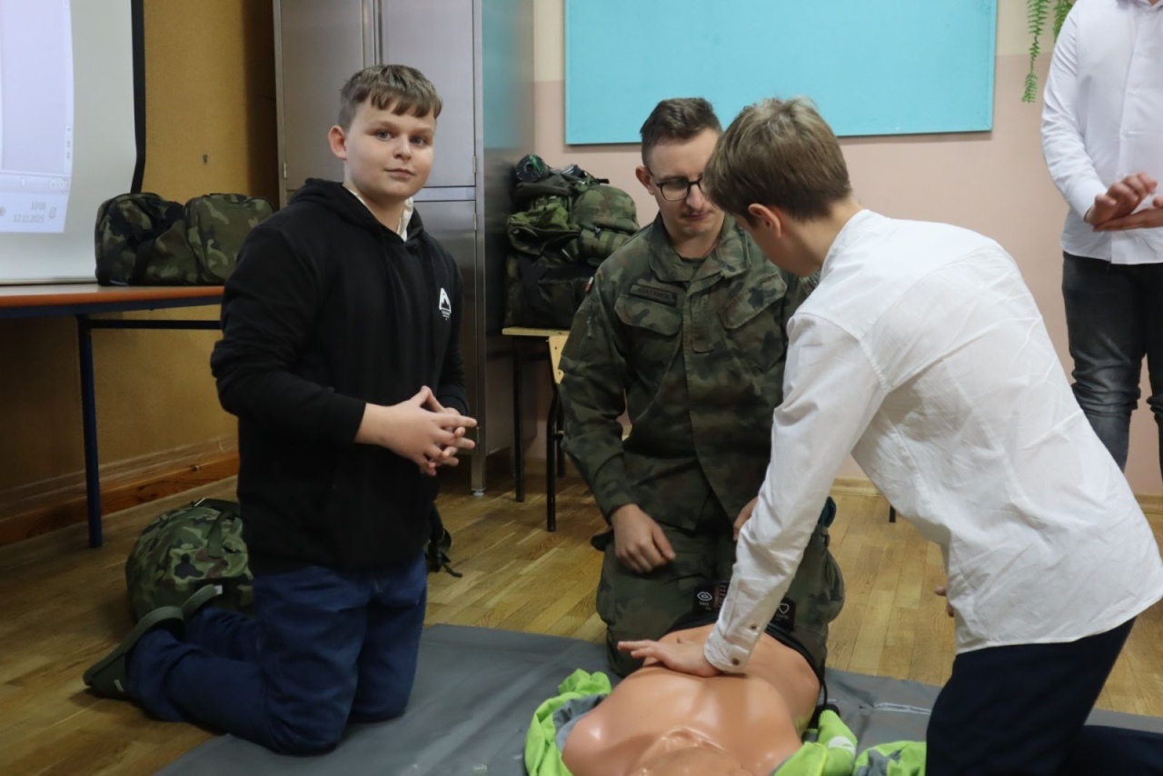 Bezpieczeństwo i wojskowy fach. Ważna lekcja w szkole w Dylewie! [12.11.2025] - zdjęcie #17 - eOstroleka.pl