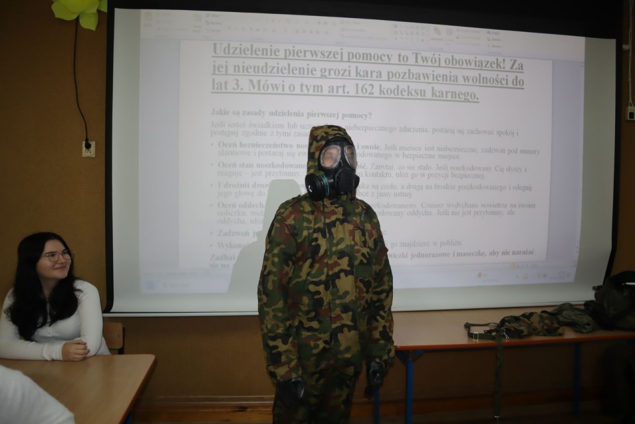 Bezpieczeństwo i wojskowy fach. Ważna lekcja w szkole w Dylewie! [12.11.2025] - zdjęcie #16 - eOstroleka.pl
