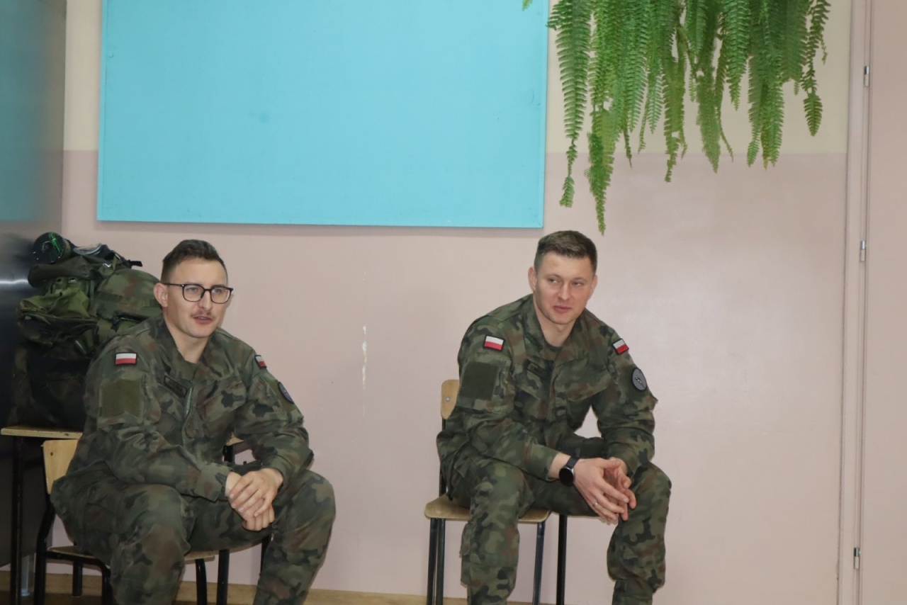 Bezpieczeństwo i wojskowy fach. Ważna lekcja w szkole w Dylewie! [12.11.2025] - zdjęcie #14 - eOstroleka.pl