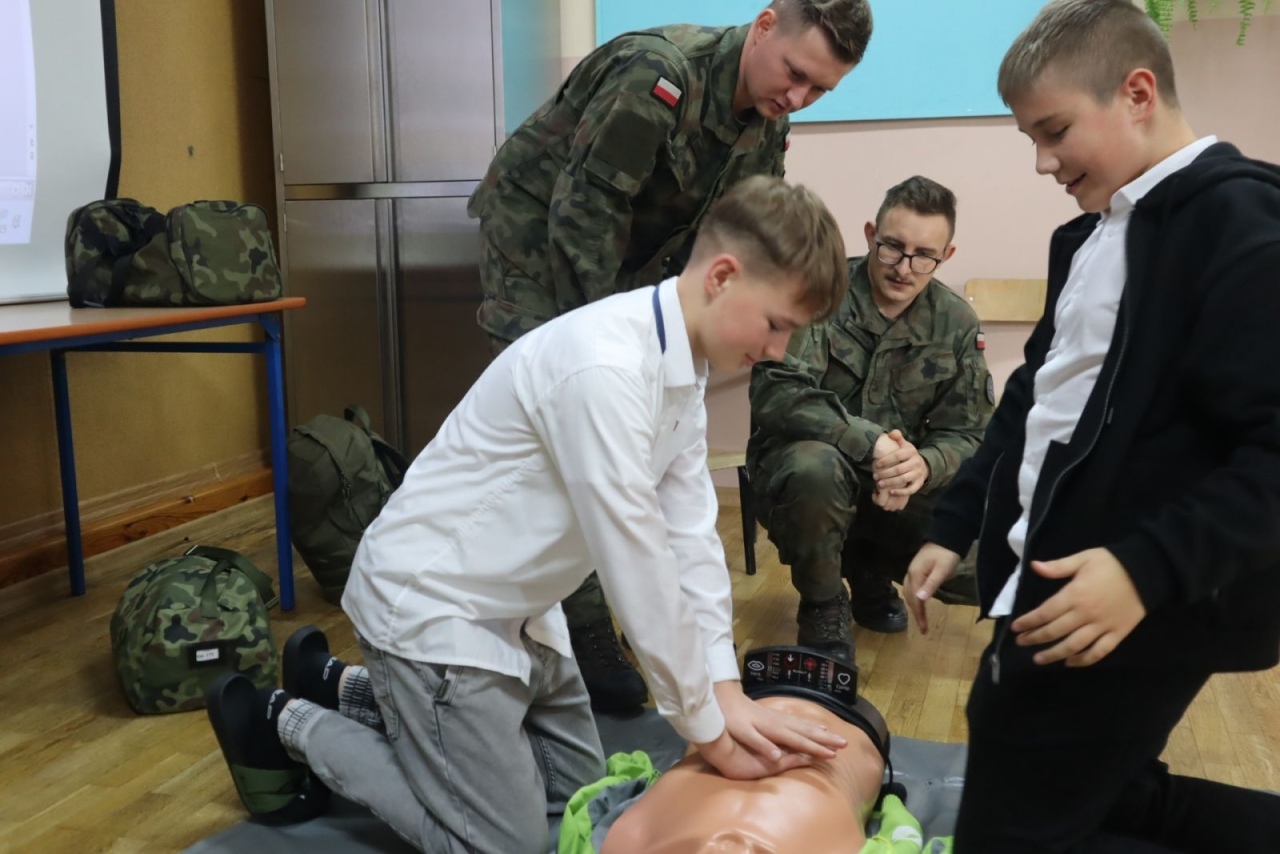 Bezpieczeństwo i wojskowy fach. Ważna lekcja w szkole w Dylewie! [12.11.2025] - zdjęcie #13 - eOstroleka.pl