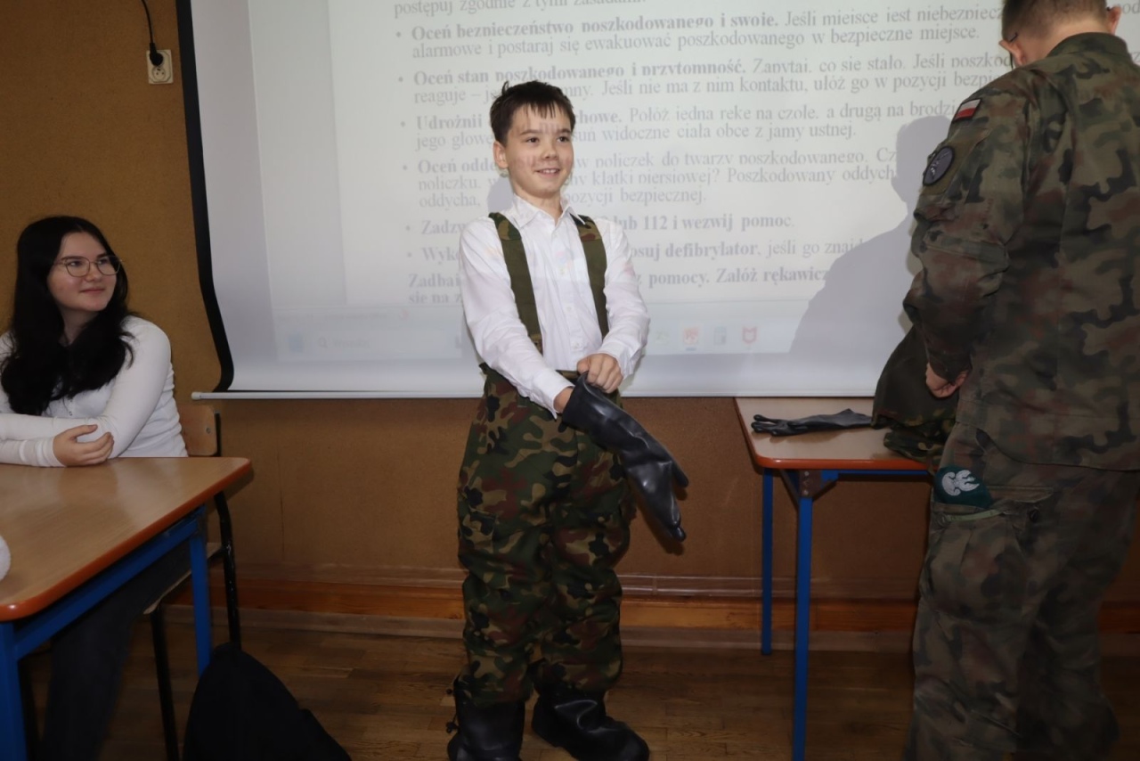 Bezpieczeństwo i wojskowy fach. Ważna lekcja w szkole w Dylewie! [12.11.2025] - zdjęcie #2 - eOstroleka.pl