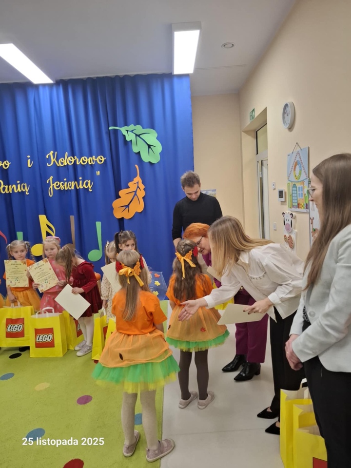 Konkurs „Zdrowo i kolorowo z Panią Jesienią” w PM 18 [27.11.2025] - zdjęcie #13 - eOstroleka.pl