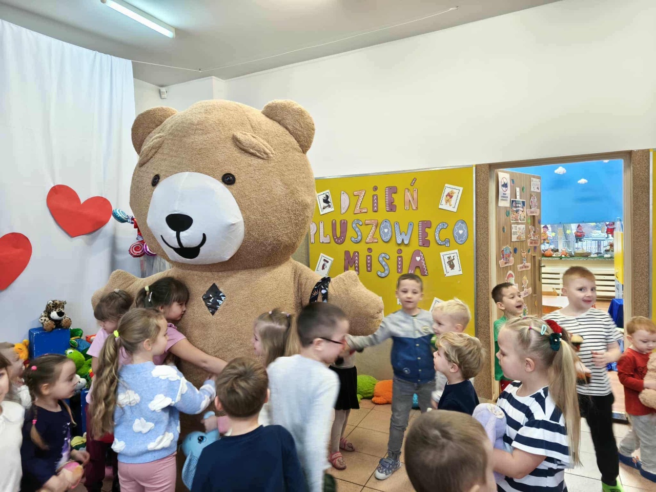 Dzień pluszowego misia w Przedszkolu Miejskim nr 15 Kraina Marzeń [25.11.2025] - zdjęcie #9 - eOstroleka.pl