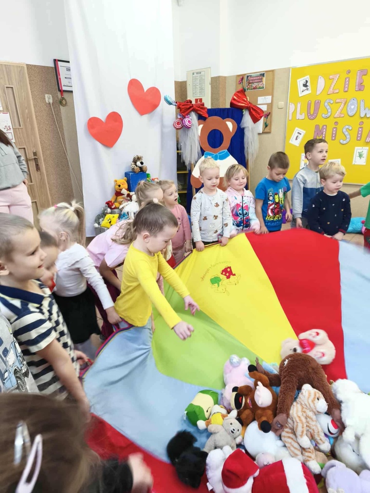 Dzień pluszowego misia w Przedszkolu Miejskim nr 15 Kraina Marzeń [25.11.2025] - zdjęcie #7 - eOstroleka.pl