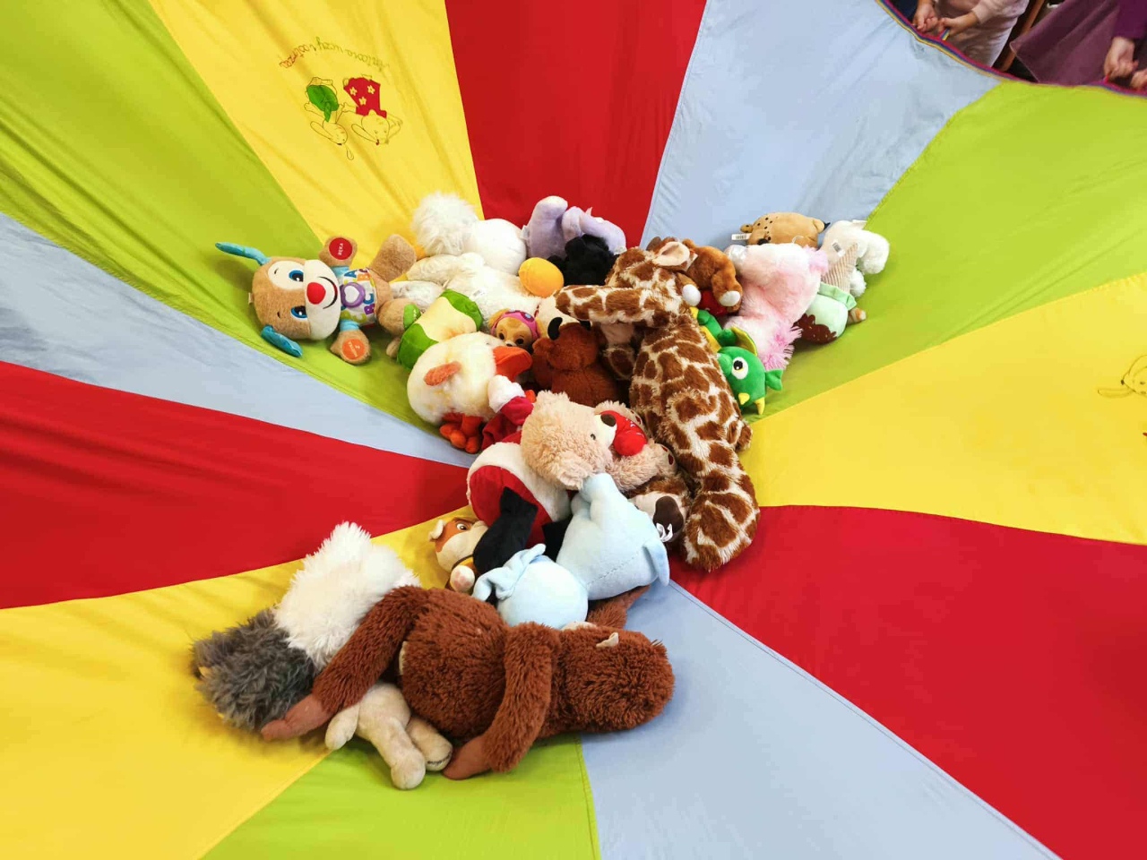 Dzień pluszowego misia w Przedszkolu Miejskim nr 15 Kraina Marzeń [25.11.2025] - zdjęcie #5 - eOstroleka.pl