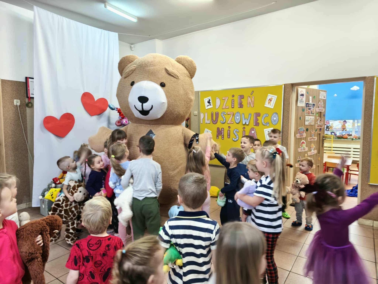Dzień pluszowego misia w Przedszkolu Miejskim nr 15 Kraina Marzeń [25.11.2025] - zdjęcie #4 - eOstroleka.pl