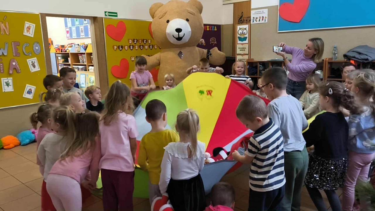 Dzień pluszowego misia w Przedszkolu Miejskim nr 15 Kraina Marzeń [25.11.2025] - zdjęcie #2 - eOstroleka.pl