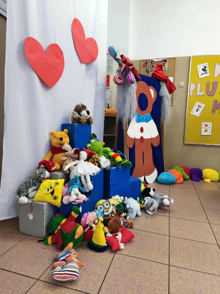 Dzień pluszowego misia w Przedszkolu Miejskim nr 15 Kraina Marzeń [25.11.2025] - zdjęcie #1 - eOstroleka.pl