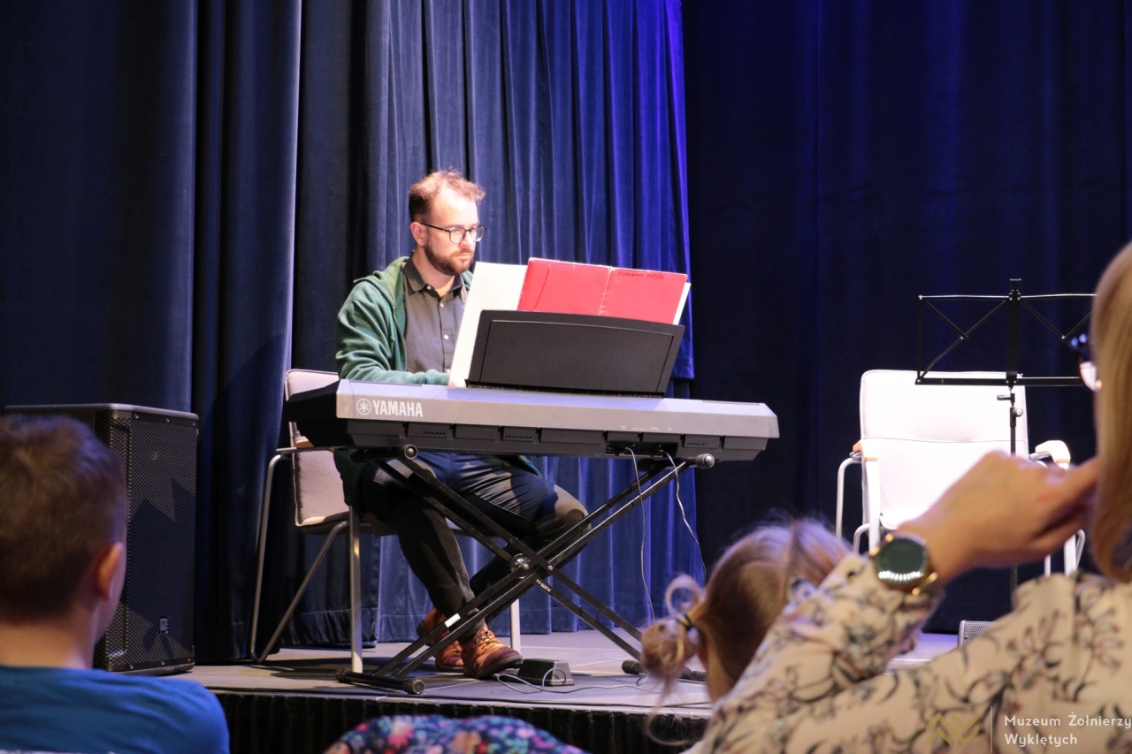 Spotkania z muzyką w Muzeum Żołnierzy Wyklętych Baletowa uczta [27.1102025] - zdjęcie #15 - eOstroleka.pl