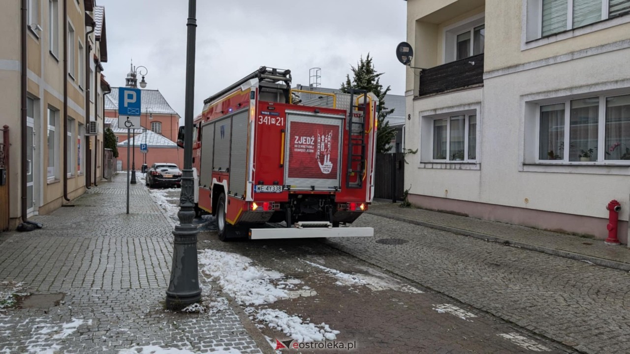 Strażacka akcja przy Bernardyńskiej w Ostrołęce [27.11.2025] - zdjęcie #1 - eOstroleka.pl